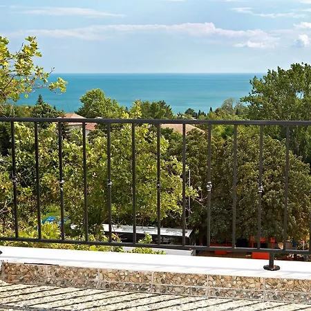 White Rock Castle & Wellness Club 3* Balchik