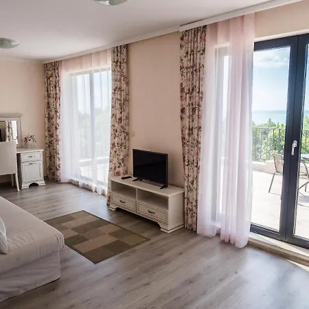 White Rock Castle & Wellness Club 3*