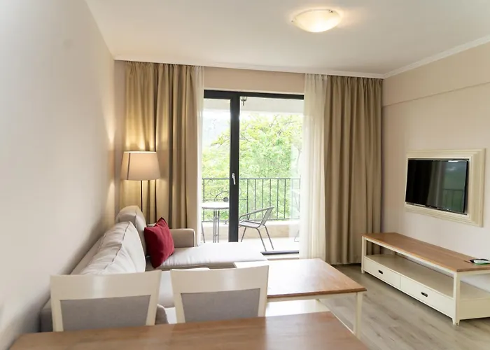 White Rock Castle & 3*