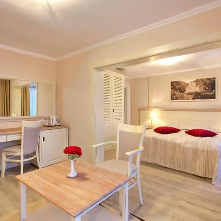White Rock Castle & Wellness Club Hotel 3*