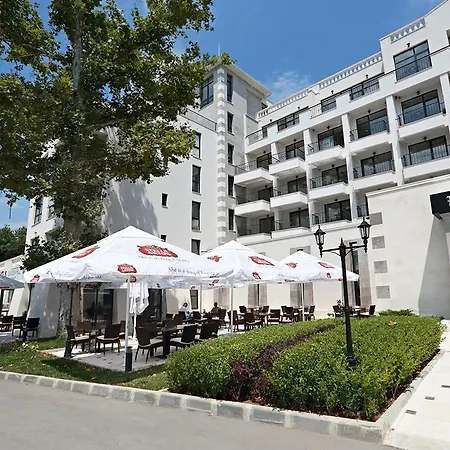 White Rock Castle & فندق بالشيك