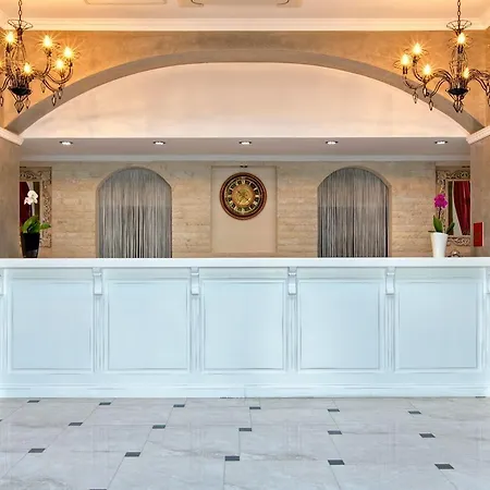 White Rock Castle & فندق بالشيك