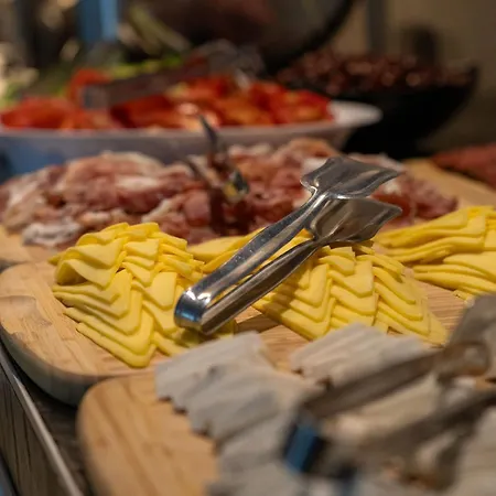 White Rock Castle & فندق بالشيك