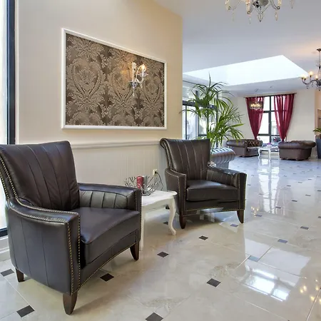 White Rock Castle & Wellness Club فندق
