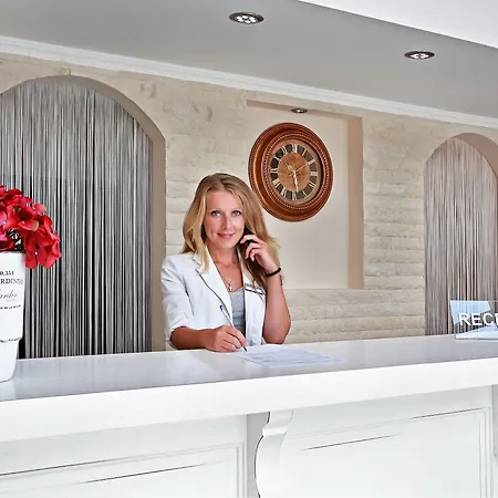 White Rock Castle & فندق