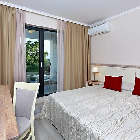 White Rock Castle & فندق