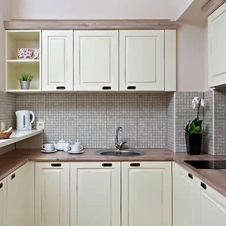 White Rock Castle & فندق بالشيك