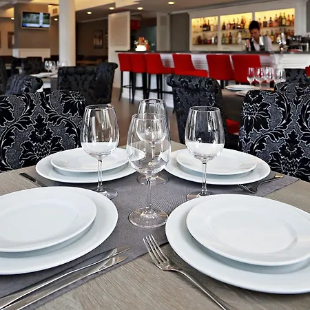 White Rock Castle & Wellness Club فندق 3*
