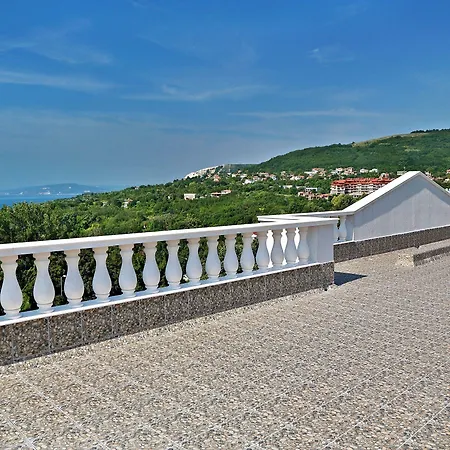 White Rock Castle & 3*