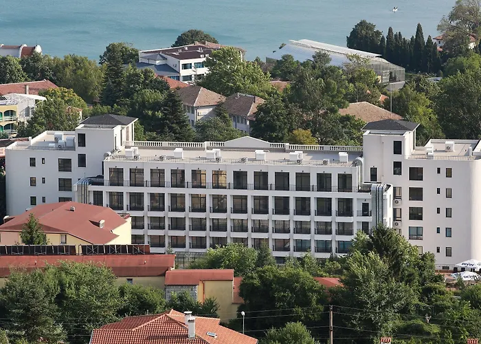 White Rock Castle & 3*